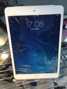 iPadmini修理前の画面割れ状態