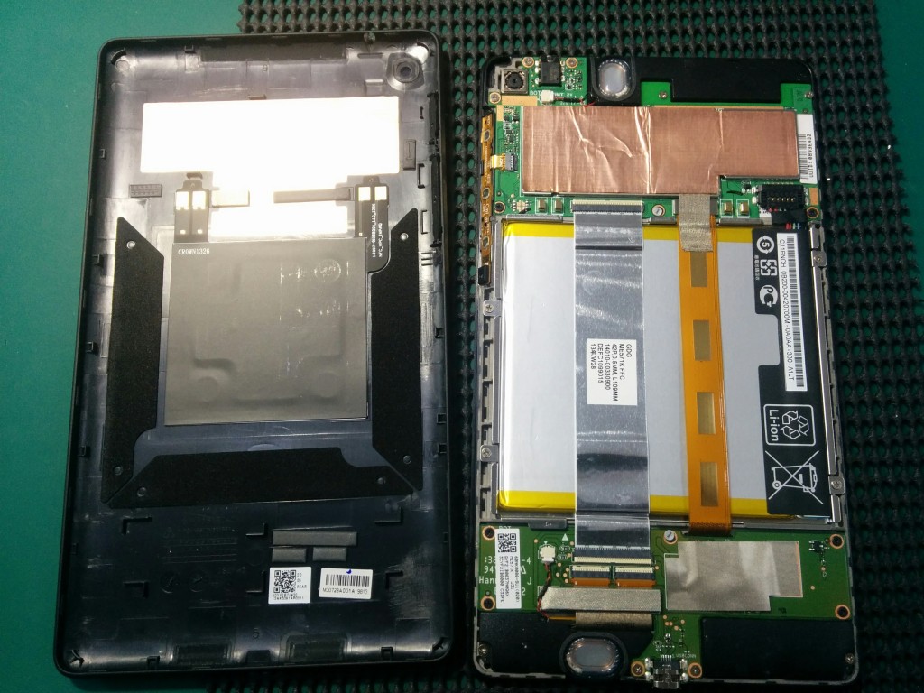Nexus7の背面パネルとバッテリーを含む内部構造