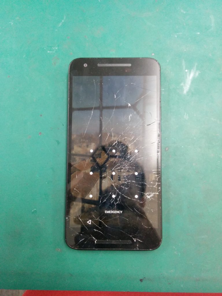 Nexus5Xの画面割れ修理　修理前