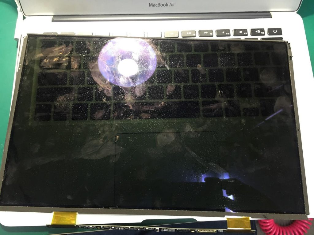 MacBook Airの損傷した液晶