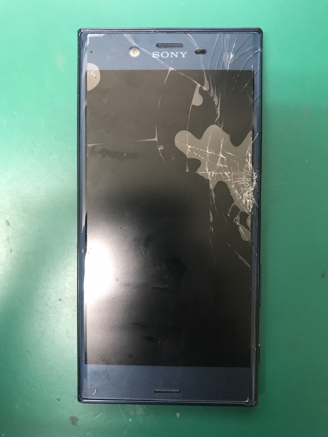 画面が割れてます。 SOV34(au)画面割れ修理 | SMARTFIX Labo